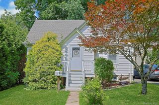 65 Laurel Place, Thornwood, NY 10594