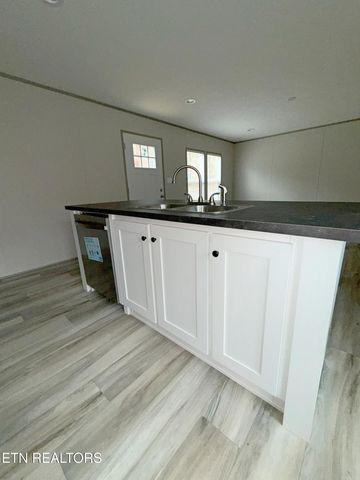 596 Old Long Hollow Rd, Lafollette, TN 37766