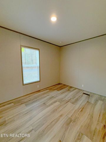 596 Old Long Hollow Rd, Lafollette, TN 37766