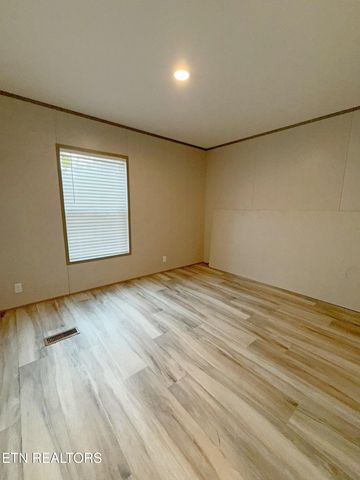 596 Old Long Hollow Rd, Lafollette, TN 37766