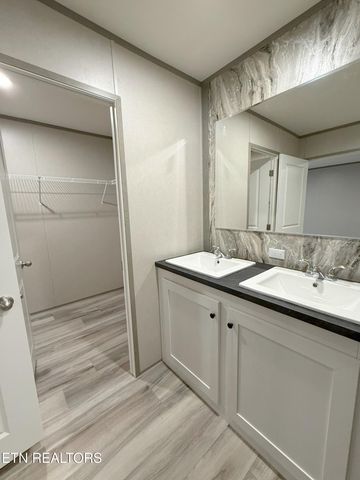 596 Old Long Hollow Rd, Lafollette, TN 37766