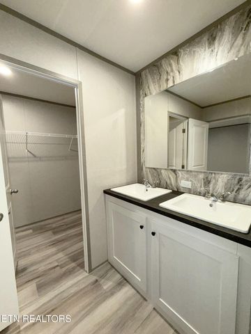 596 Old Long Hollow Rd, Lafollette, TN 37766