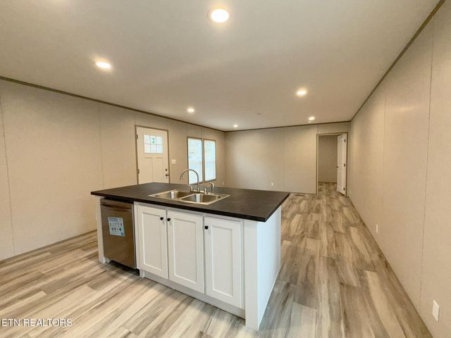 596 Old Long Hollow Rd, Lafollette, TN 37766