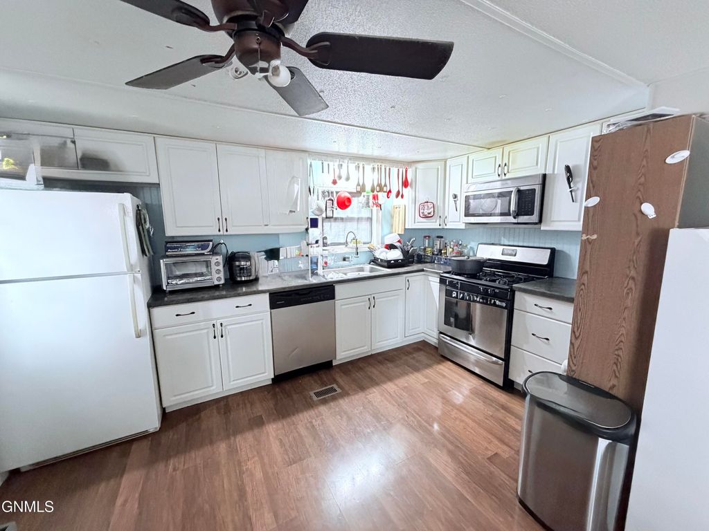 124 Delaware Street SE, Bismarck, ND 58504 photo 11