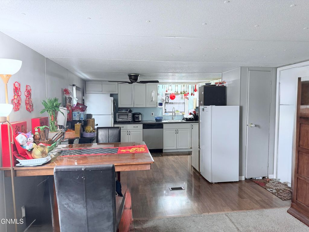 124 Delaware Street SE, Bismarck, ND 58504 photo 14