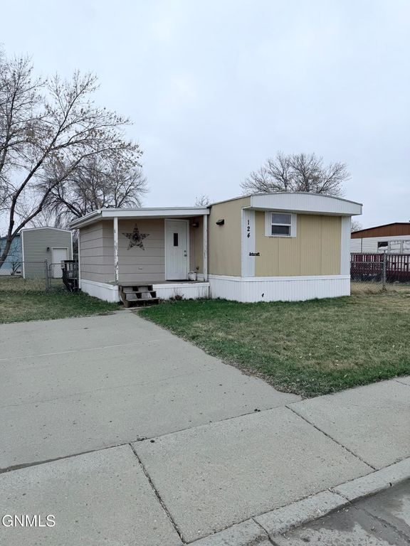 124 Delaware Street SE, Bismarck, ND 58504 photo 2