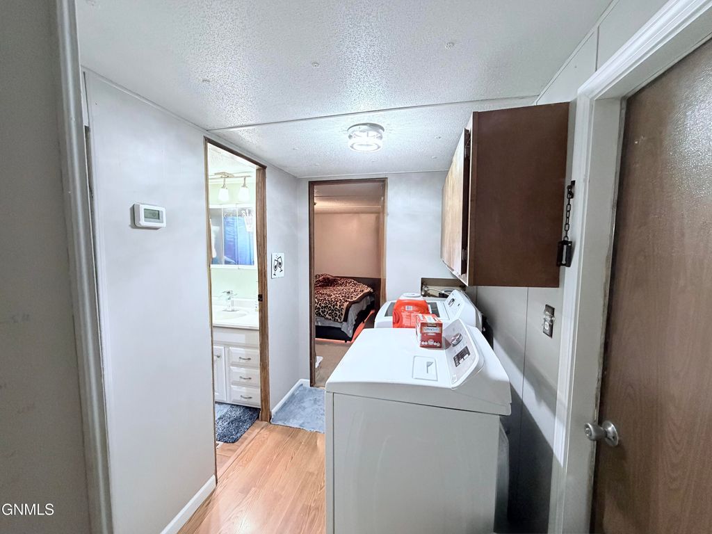 124 Delaware Street SE, Bismarck, ND 58504 photo 22