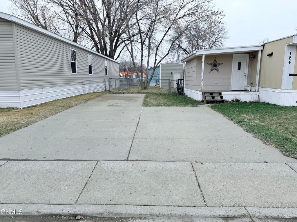 124 Delaware Street SE, Bismarck, ND 58504 photo 3