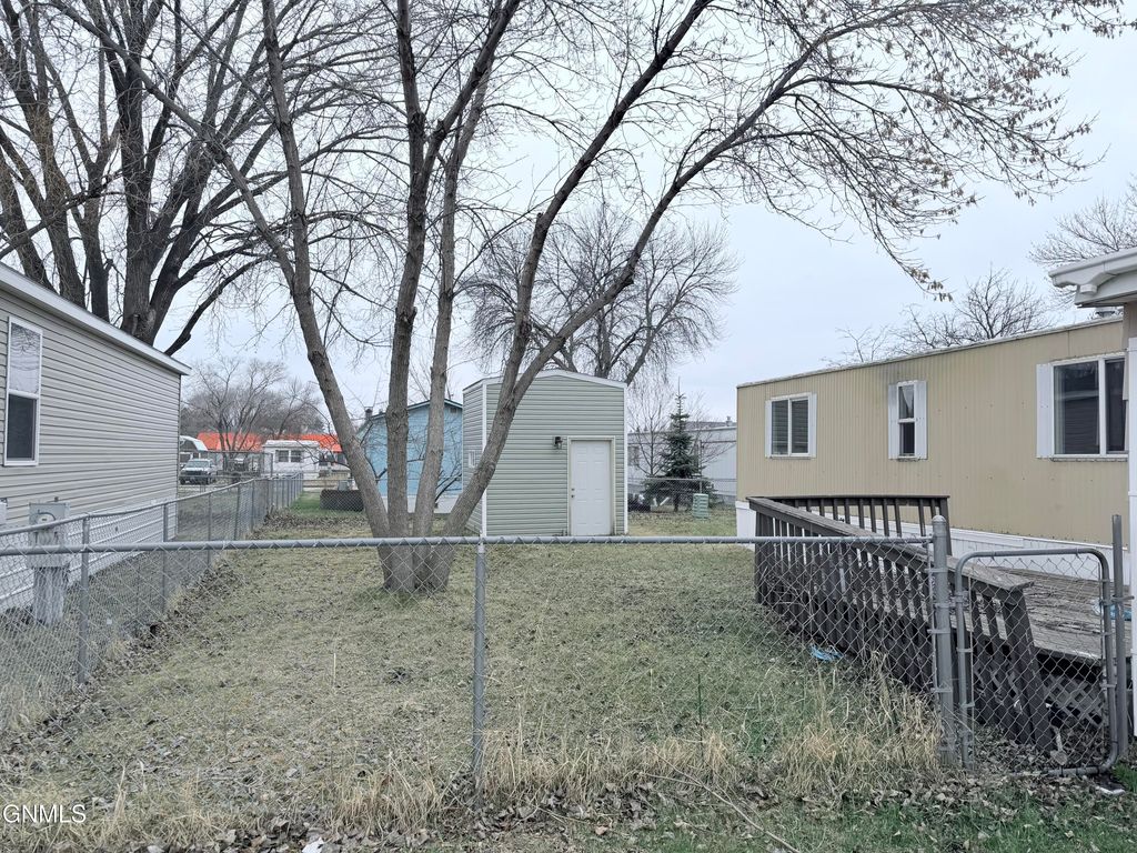 124 Delaware Street SE, Bismarck, ND 58504 photo 4