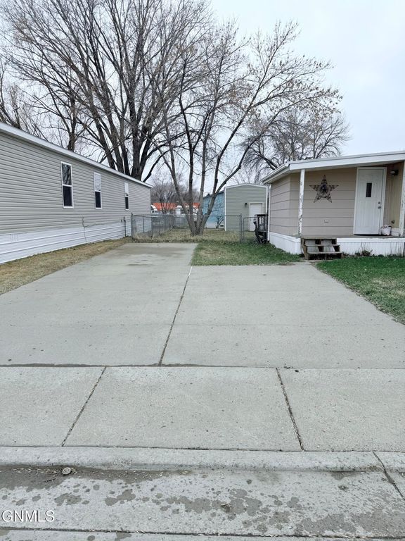 124 Delaware Street SE, Bismarck, ND 58504 photo 5