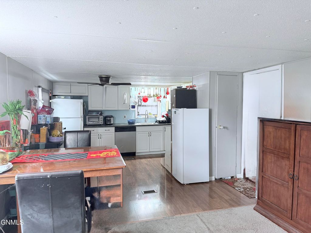 124 Delaware Street SE, Bismarck, ND 58504 photo 7