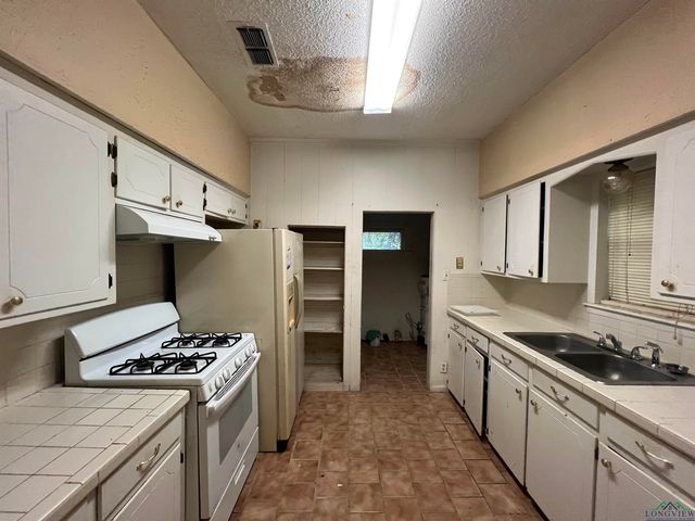 410 E College St, Longview, TX 75601