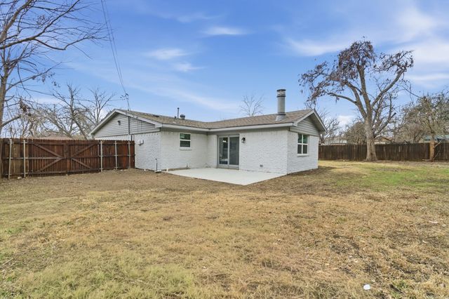 2009 Barton Drive, Arlington, TX 76010