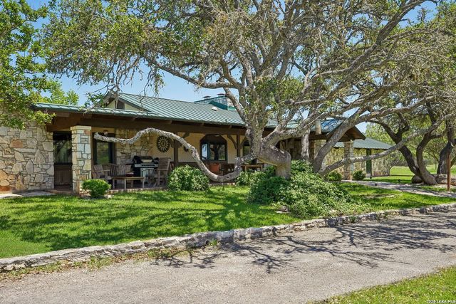 722 W Lacey Oaks Parkway, Kerrville, TX 78028