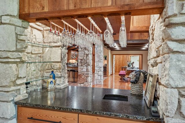 722 W Lacey Oaks Parkway, Kerrville, TX 78028