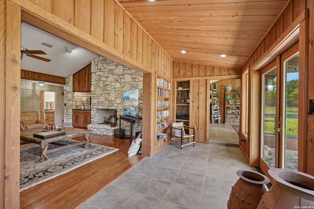 722 W Lacey Oaks Parkway, Kerrville, TX 78028