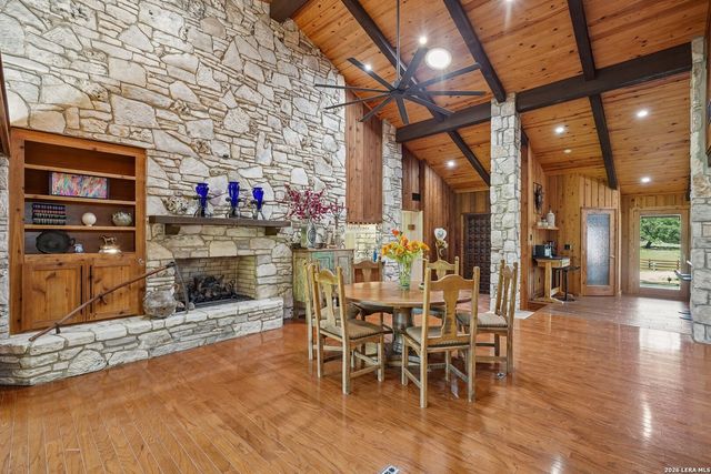 722 W Lacey Oaks Parkway, Kerrville, TX 78028