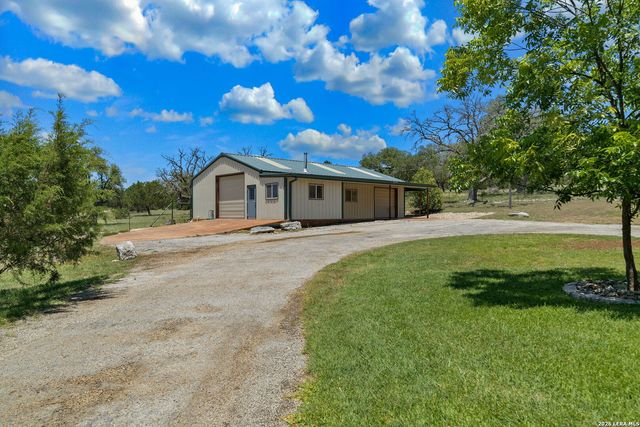 722 W Lacey Oaks Parkway, Kerrville, TX 78028
