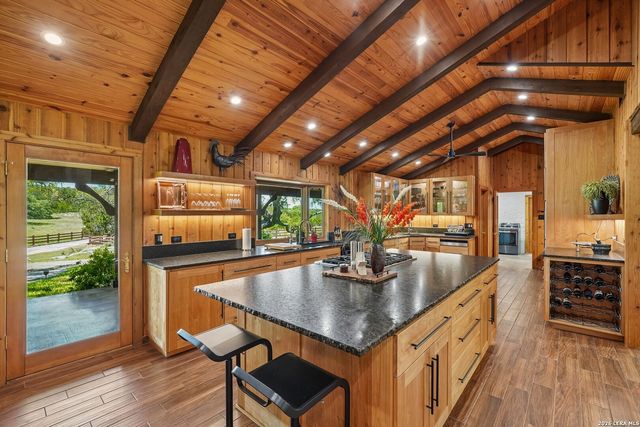 722 W Lacey Oaks Parkway, Kerrville, TX 78028