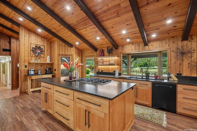 722 W Lacey Oaks Parkway, Kerrville, TX 78028