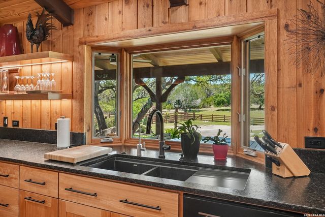 722 W Lacey Oaks Parkway, Kerrville, TX 78028