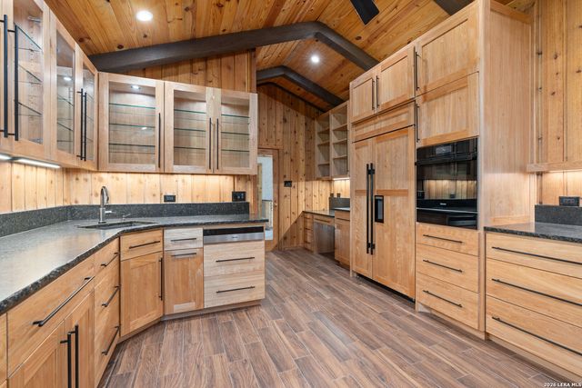 722 W Lacey Oaks Parkway, Kerrville, TX 78028