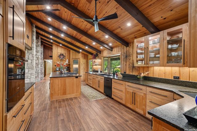 722 W Lacey Oaks Parkway, Kerrville, TX 78028