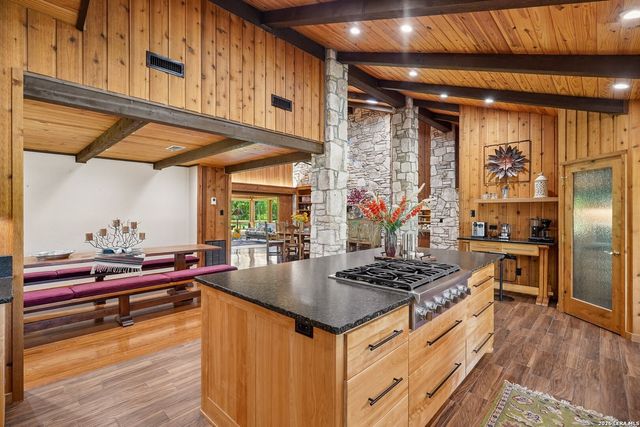 722 W Lacey Oaks Parkway, Kerrville, TX 78028