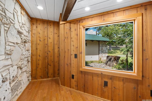 722 W Lacey Oaks Parkway, Kerrville, TX 78028
