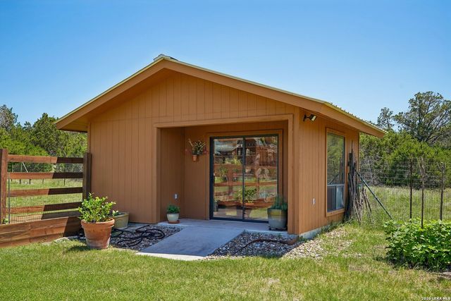 722 W Lacey Oaks Parkway, Kerrville, TX 78028