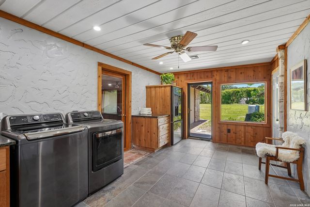 722 W Lacey Oaks Parkway, Kerrville, TX 78028
