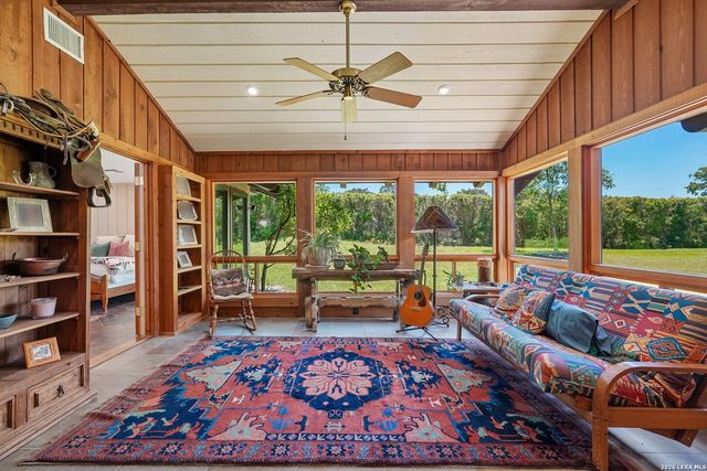 722 W Lacey Oaks Parkway, Kerrville, TX 78028
