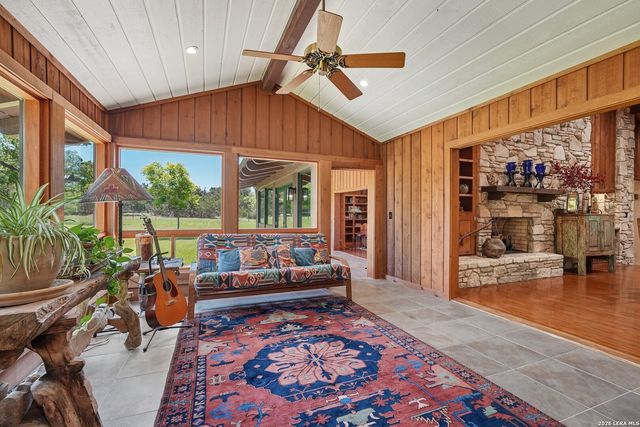 722 W Lacey Oaks Parkway, Kerrville, TX 78028