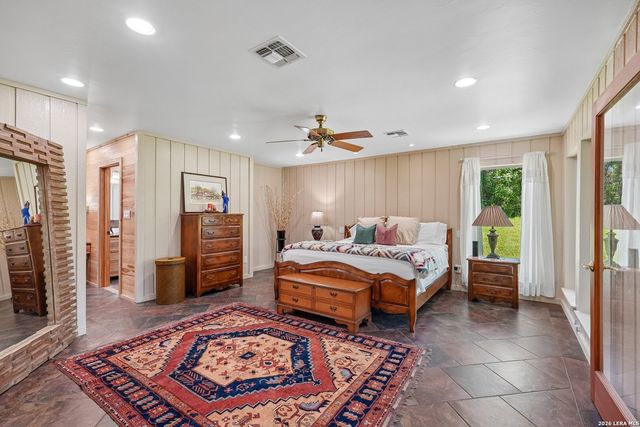 722 W Lacey Oaks Parkway, Kerrville, TX 78028