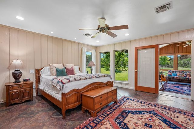 722 W Lacey Oaks Parkway, Kerrville, TX 78028