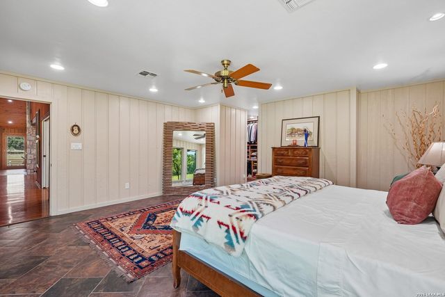 722 W Lacey Oaks Parkway, Kerrville, TX 78028