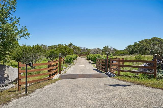 722 W Lacey Oaks Parkway, Kerrville, TX 78028