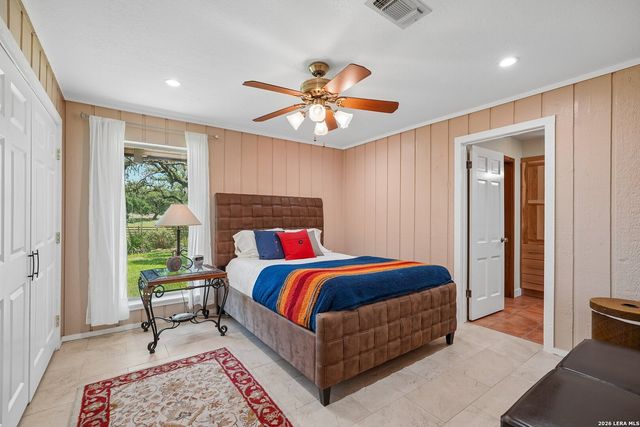 722 W Lacey Oaks Parkway, Kerrville, TX 78028