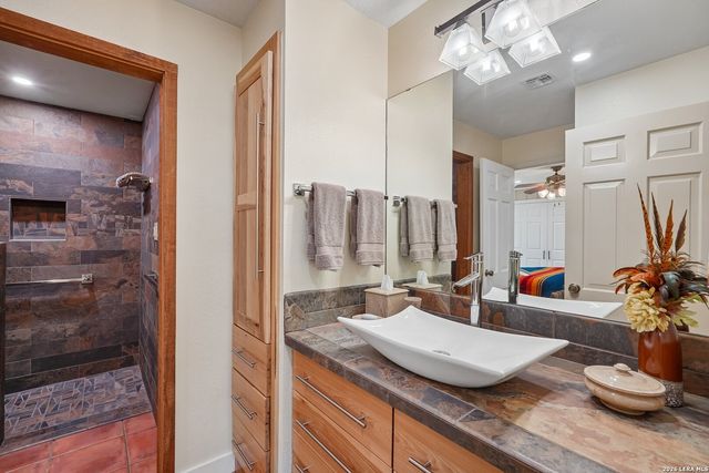 722 W Lacey Oaks Parkway, Kerrville, TX 78028