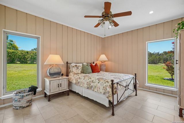 722 W Lacey Oaks Parkway, Kerrville, TX 78028