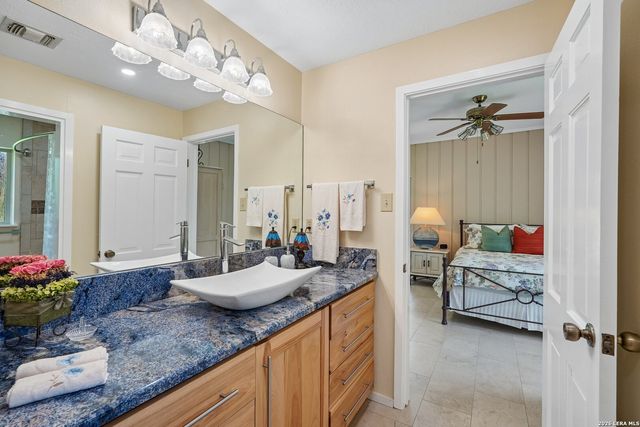 722 W Lacey Oaks Parkway, Kerrville, TX 78028