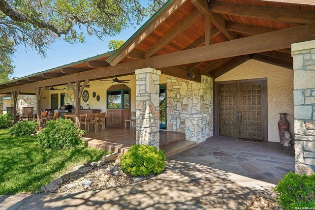 722 W Lacey Oaks Parkway, Kerrville, TX 78028