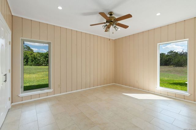 722 W Lacey Oaks Parkway, Kerrville, TX 78028