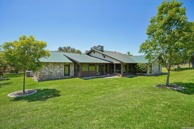 722 W Lacey Oaks Parkway, Kerrville, TX 78028