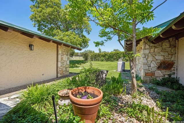 722 W Lacey Oaks Parkway, Kerrville, TX 78028
