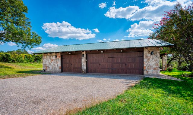 722 W Lacey Oaks Parkway, Kerrville, TX 78028