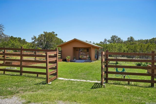 722 W Lacey Oaks Parkway, Kerrville, TX 78028