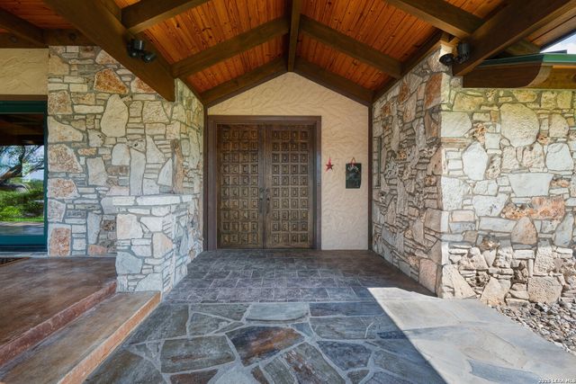 722 W Lacey Oaks Parkway, Kerrville, TX 78028
