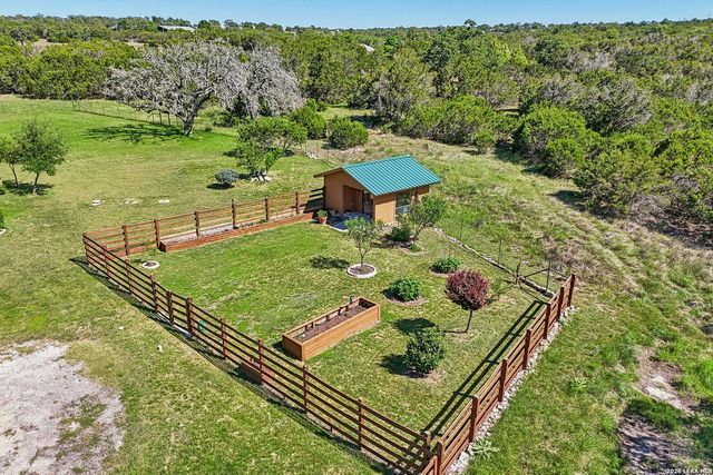 722 W Lacey Oaks Parkway, Kerrville, TX 78028
