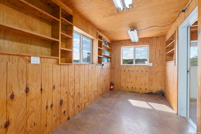 722 W Lacey Oaks Parkway, Kerrville, TX 78028